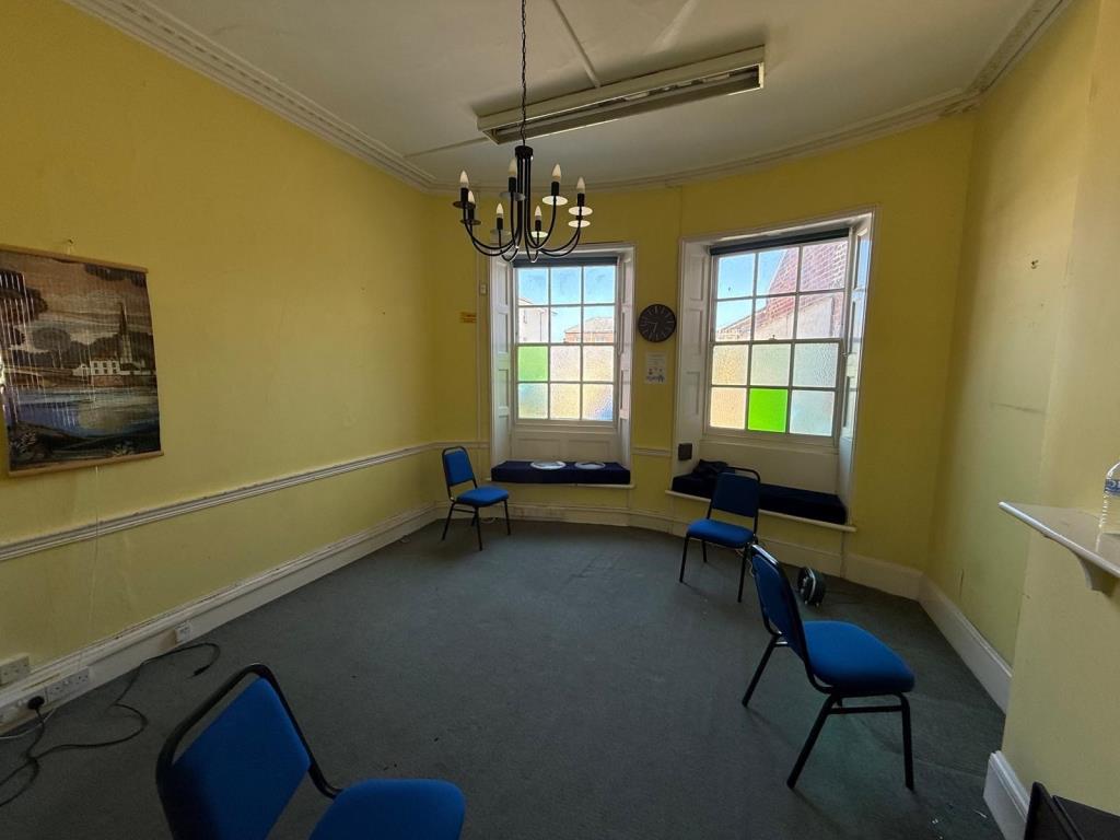 Lot: 67 - FREEHOLD THREE STOREY TOWN CENTRE OFFICE BUILDING - One of the Practice Rooms